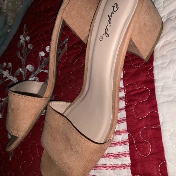 Low heel sandals - Picture 1 of 2